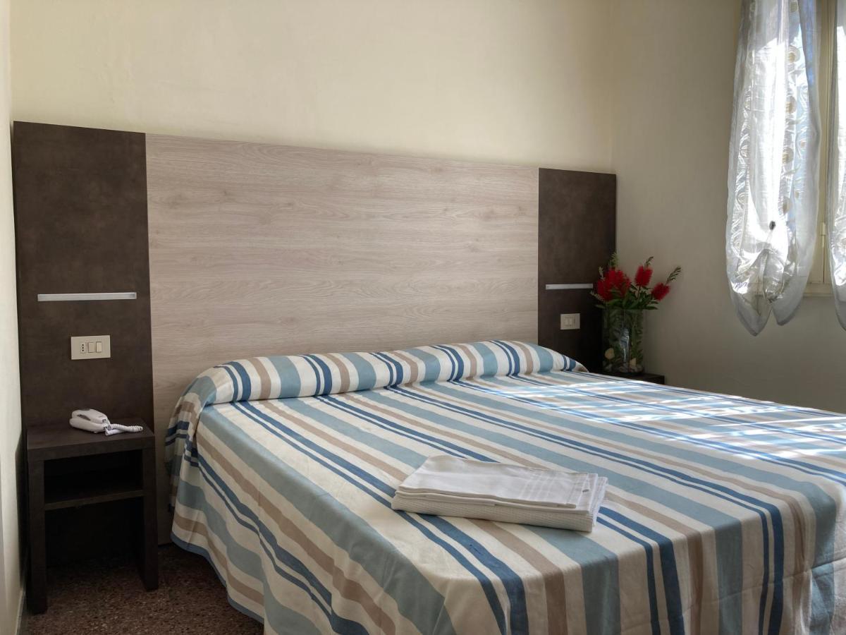 Hotel Verdesolemare มารินา ดิ เปียตราซันตา ภายนอก รูปภาพ