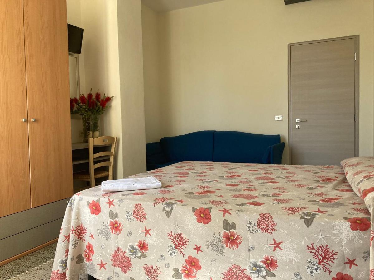 Hotel Verdesolemare มารินา ดิ เปียตราซันตา ภายนอก รูปภาพ