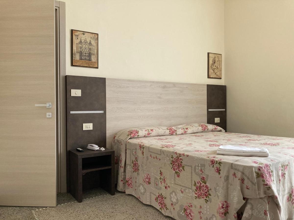 Hotel Verdesolemare มารินา ดิ เปียตราซันตา ภายนอก รูปภาพ